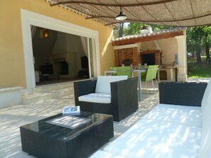 Outdoor dining - Provencal villa in Isle sur la Sorgue (L'isle-Sur-La-Sorgue)