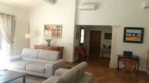 Flat-screen TV, fireplace, table tennis, books - Provencal villa in Isle sur la Sorgue (L'isle-Sur-La-Sorgue)