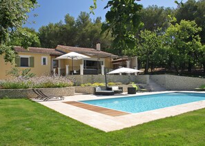 Outdoor pool - Provencal villa in Isle sur la Sorgue  (L'isle-Sur-La-Sorgue)
