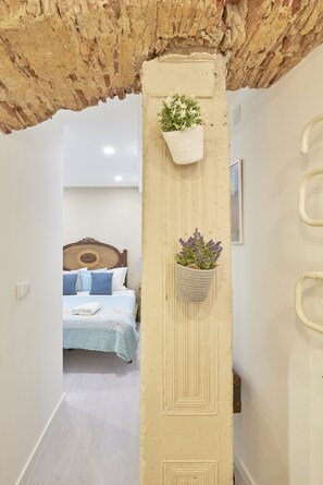 Standard Room | Premium bedding, minibar, individually decorated, soundproofing - Lisbon Inn Bica Suites (Lisbon)