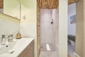 Camera Standard | Bagno | Doccia, soffione a pioggia, set di cortesia gratuito, asciugacapelli