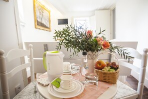 Quarto casal clássico | Roupas de cama premium, frigobar, individualmente decorados
