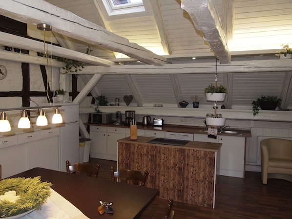 Apartment | Essbereich im Zimmer