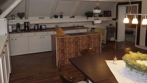 Appartement | Cuisine privée | Cafetière/bouilloire, réfrigérateur, micro-ondes, four