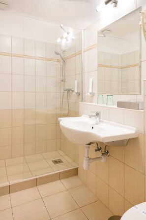 Premium Single Room, 1 Queen Bed, Non Smoking | Bathroom shower - Aquasol Resort (Mosonmagyarovar)