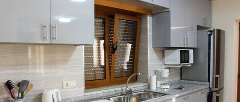 Fridge, microwave, oven, coffee/tea maker