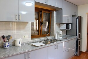 Jääkaappi, mikroaaltouuni, uuni, kahvin-/teenkeitin