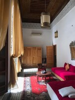 Caja de seguridad en la habitación y escritorio 