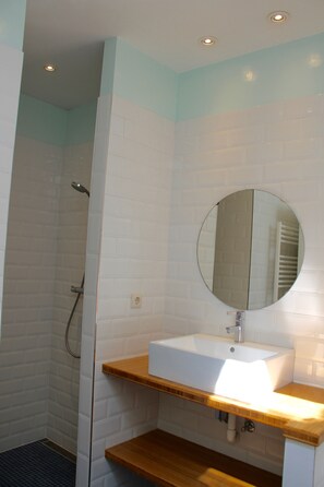 Bathtub, hair dryer - Comfortable family bungalow near Veerse Meer on 630m2 of land (Kamperland)