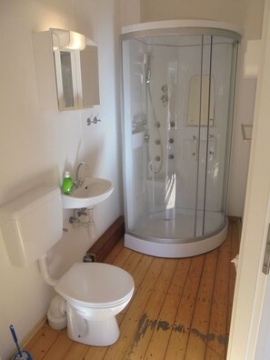 Habitación doble, para no fumadores | Baño | Regadera, secadora de cabello, toallas