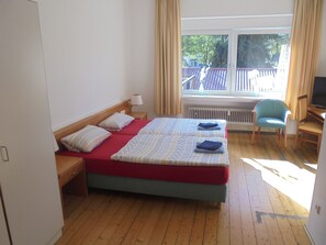 Habitación doble, para no fumadores | Caja de seguridad en la habitación, escritorio y cunas gratuitas