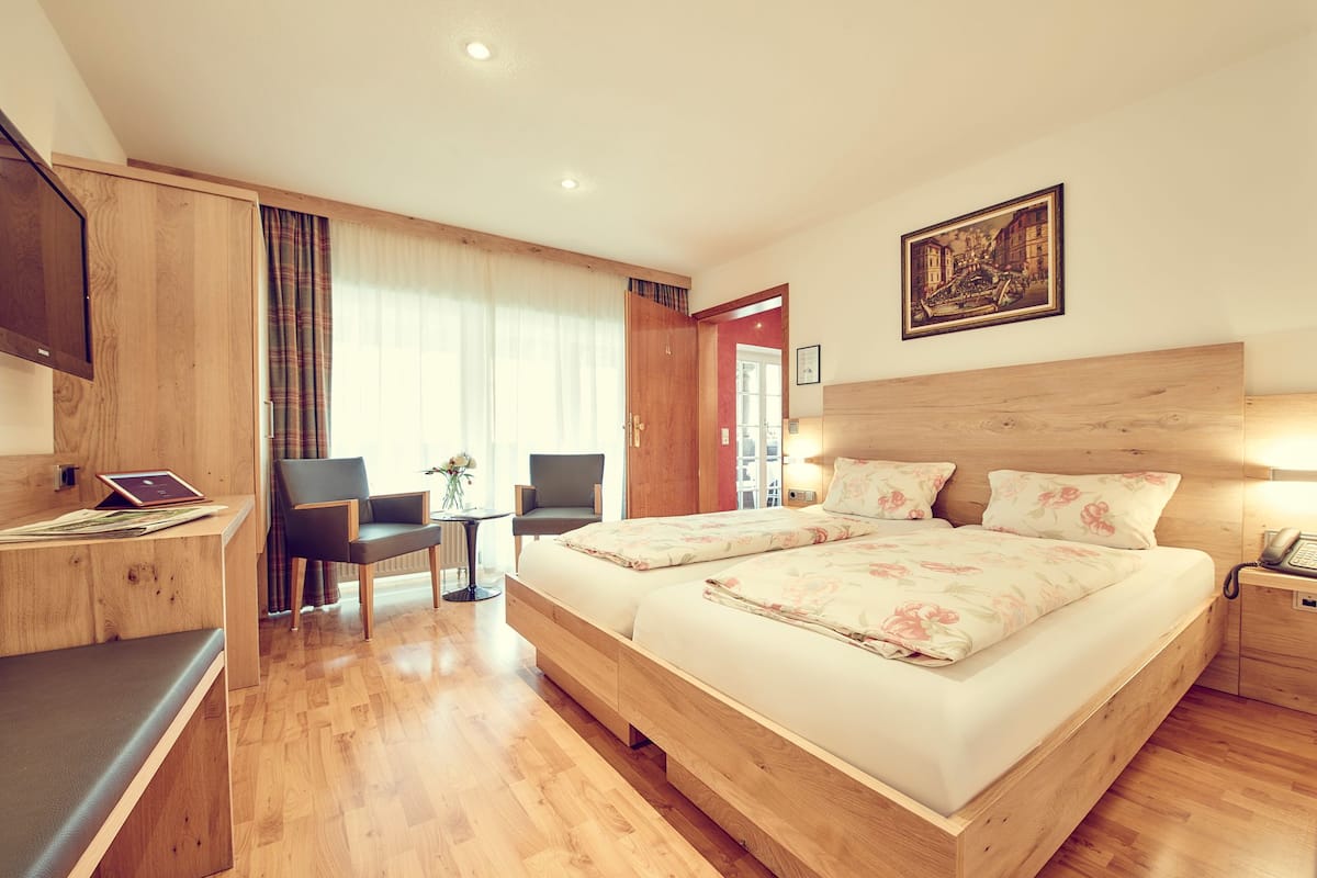 Standaard tweepersoonskamer, 1 queensize bed | Een kluis op de kamer, een bureau, verduisterende gordijnen