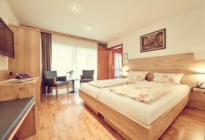 Standard dubbelrum - 1 queensize-säng | Värdeförvaringsskåp på rummet, skrivbord och mörkläggningsgardiner