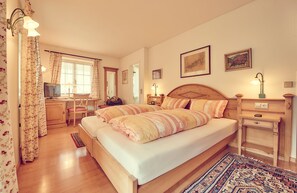 In-room safe, desk, blackout curtains, soundproofing - Hotel Landgasthof zur Sonne (Wehr)