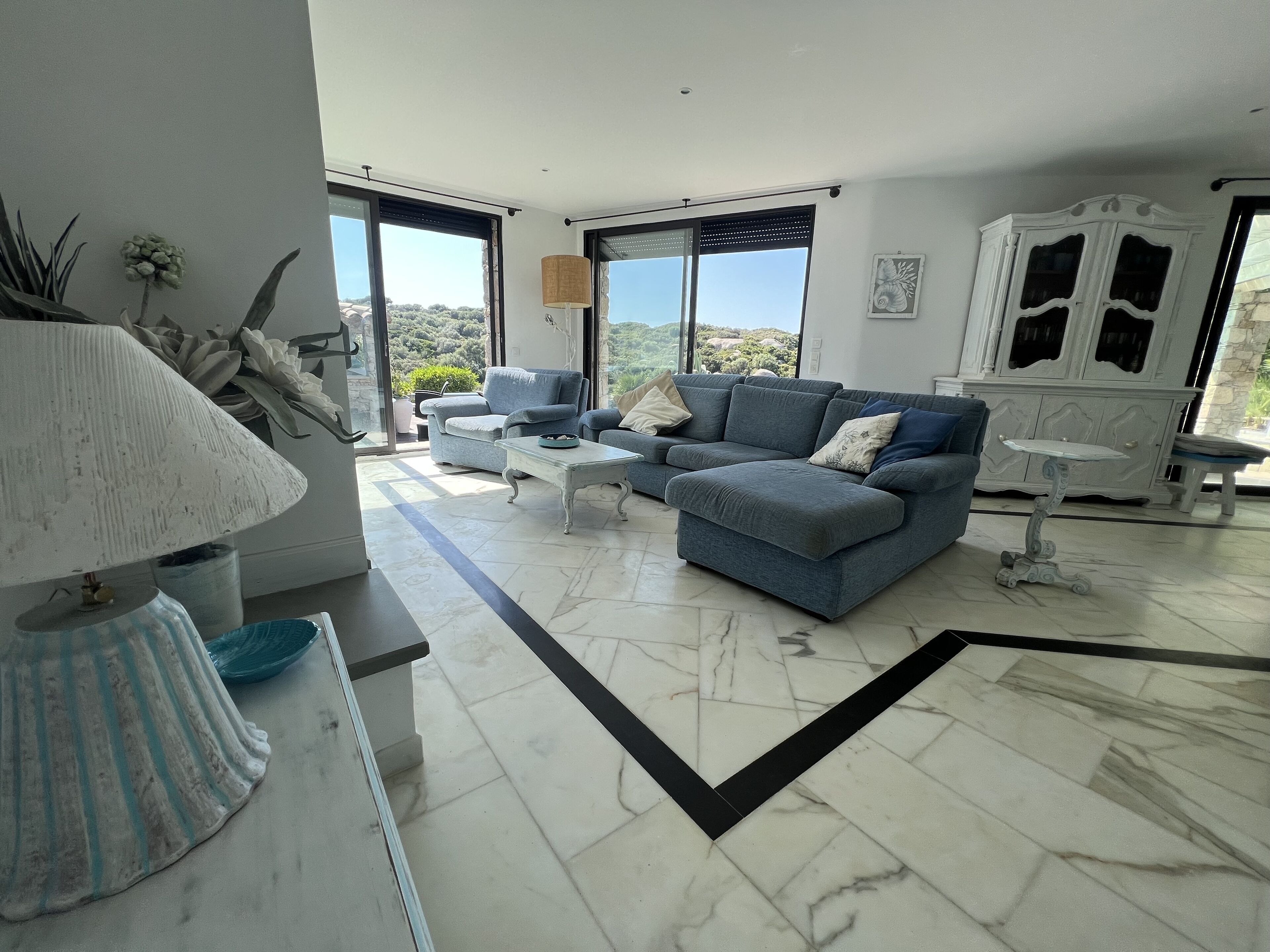 电视、壁炉、书