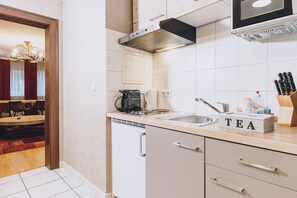 Kühlschrank, Mikrowelle, Herdplatte, Wasserkocher mit Kaffee-/Teezubehör