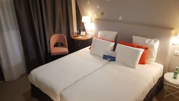 Standaard kamer, 2 eenpersoonsbedden | Luxe beddengoed, Tempur Pedic-bedden, een bureau, een laptopwerkplek