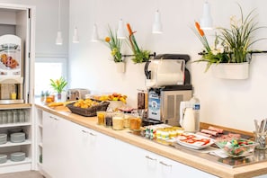 Daily buffet breakfast for a fee - Kyriad Lyon Est – Saint Quentin Fallavier (Saint-Quentin-Fallavier)