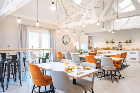 Restaurant. Kyriad Lyon Est – Saint Quentin Fallavier