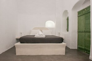 Traditional Double Room (Without View) | Premium bedding, in-room safe, free WiFi, bed sheets - Corrado Caldera Apartments (Santorini)