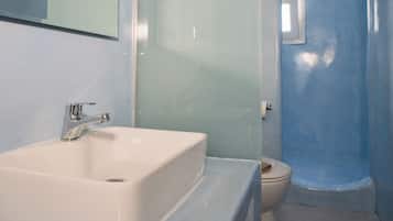 Suite panorámica, Terraza, vista al mar | Baño | Regadera, regadera tipo lluvia, pantuflas, toallas