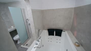 Habitación tradicional doble (Without View) | Baño | Ducha, cabezal de ducha tipo lluvia, zapatillas y toallas