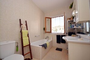 Badewanne, Haartrockner, Handtücher