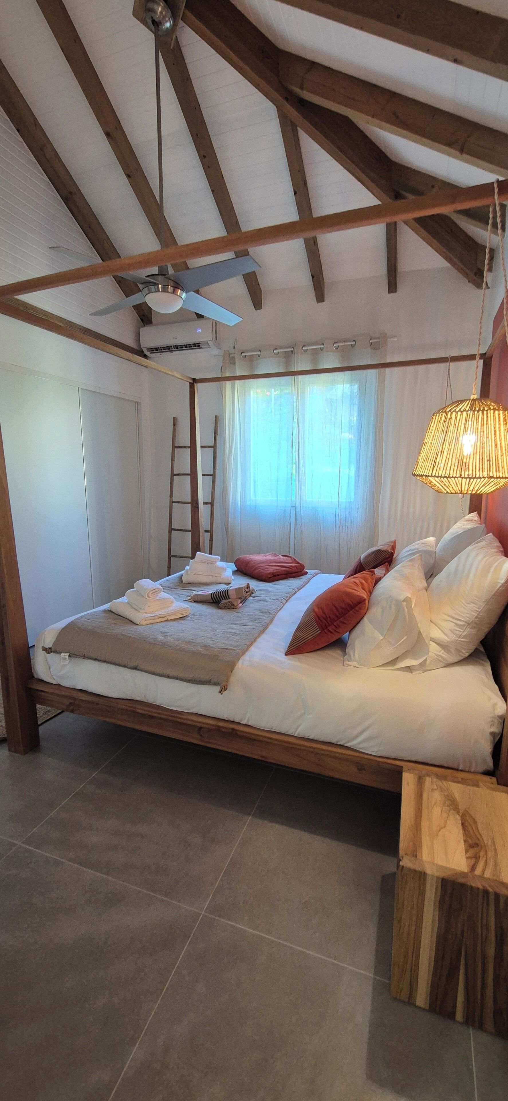 4 bedrooms, in-room safe, desk, iron/ironing board
