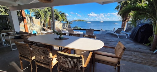 Waterfront villa 4 bedrooms, 3 bathrooms with pool, kayaks, high speed wifi