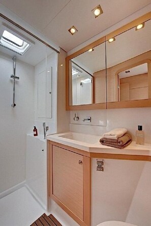 Superior Room | Bathroom | Shower, hair dryer, towels - Catacruises (Rome)