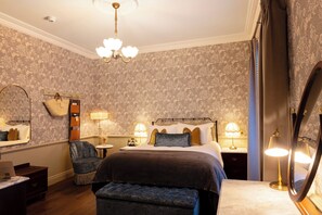 Hypo-allergenic bedding, desk, laptop workspace, blackout drapes - Haddington House Hotel (Dublin)