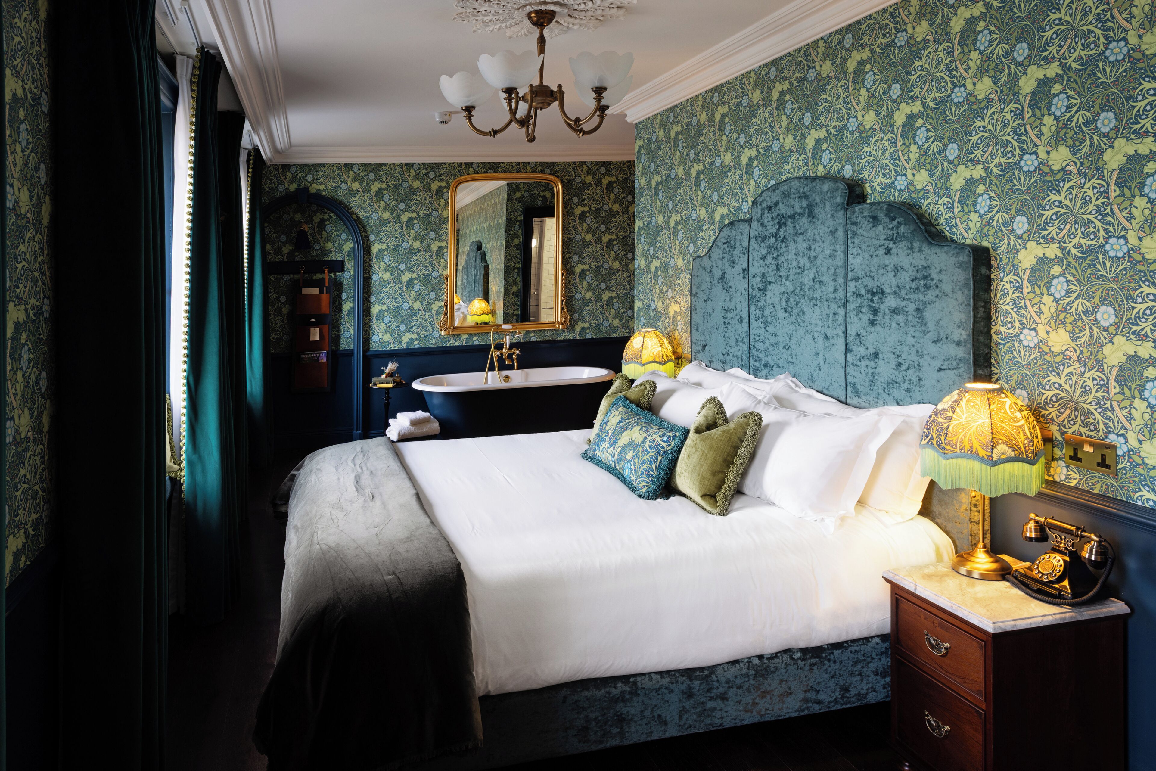 Signature Room, 1 Queen Bed, Non Smoking, Sea View | Hypo-allergenic bedding, desk, laptop workspace, blackout drapes