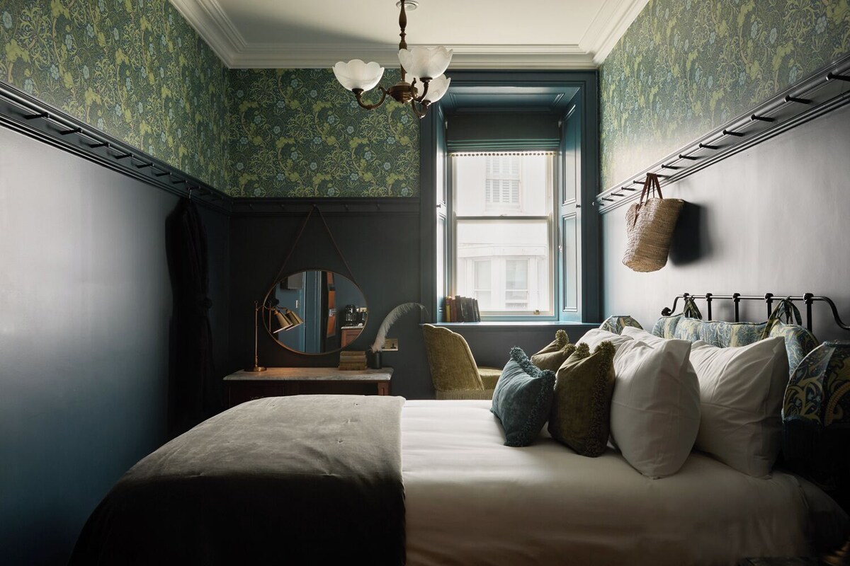 Habitación básica doble, 1 cama King size, para no fumadores | Ropa de cama hipoalergénica y escritorio