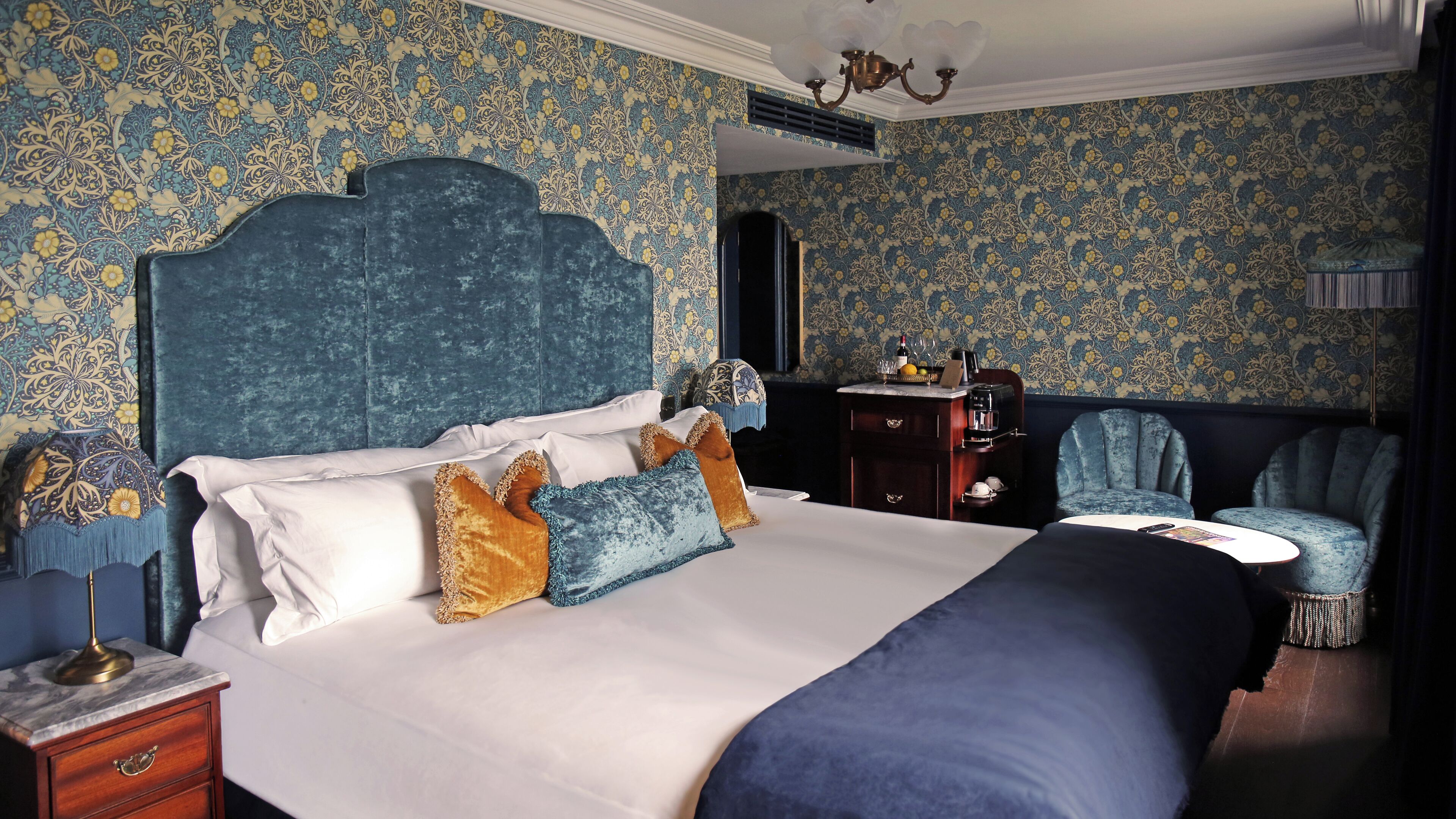 ملاءات للفراش لا تسبب الحساسية ومكتب ومساحة عمل للكمبيوتر المحمول