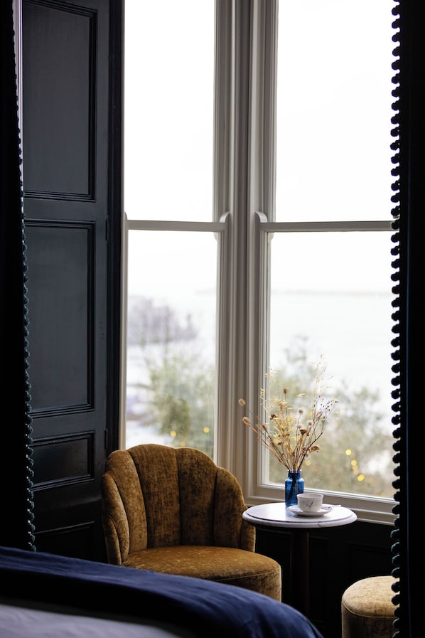 Chambre Deluxe, 1 lit double, non-fumeurs, vue mer | Literie hypoallergénique, bureau