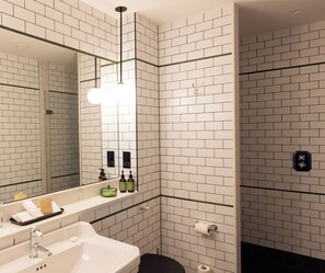 Signature Room, 1 Queen Bed, Non Smoking, Sea View | Bathroom | Combined shower/tub, towels - Haddington House Hotel (Dublin)