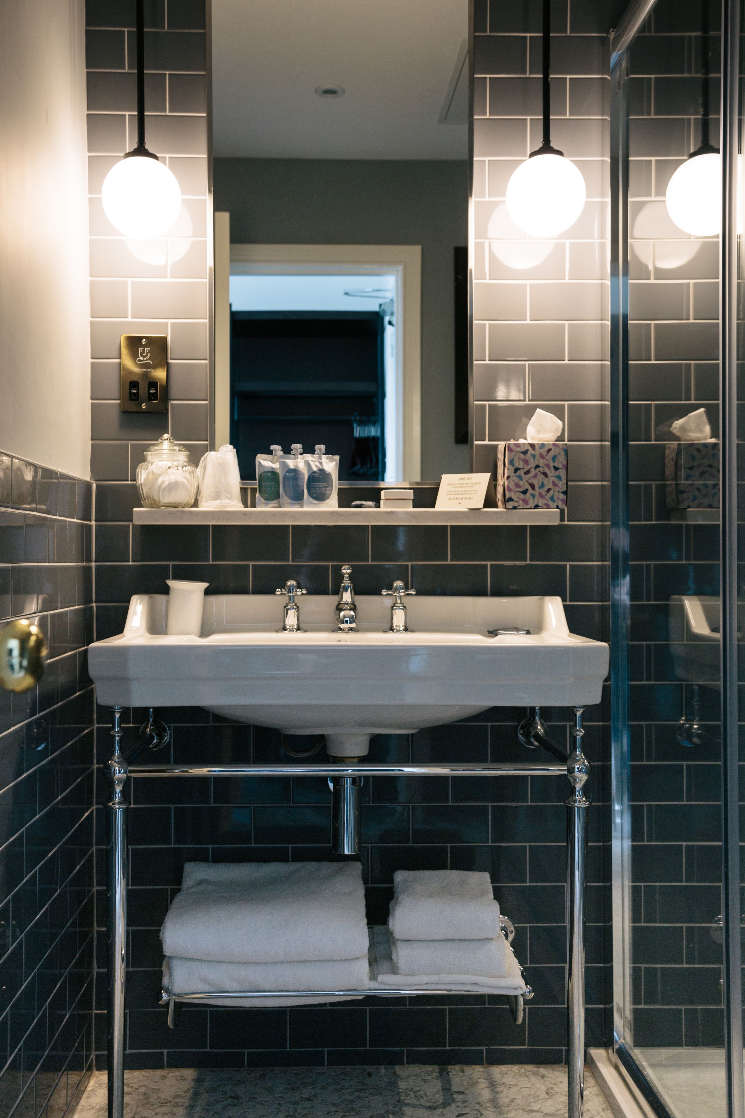 deluxe room, 1 queen bed, non smoking, sea view | bathroom | combined shower/bathtub, towels