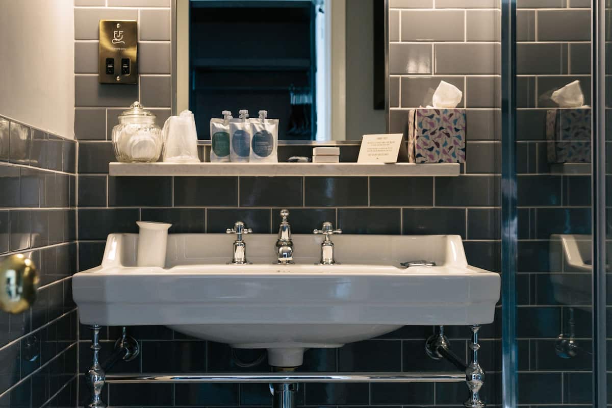 deluxe room, 1 queen bed, non smoking, sea view | bathroom | combined shower/bathtub, towels