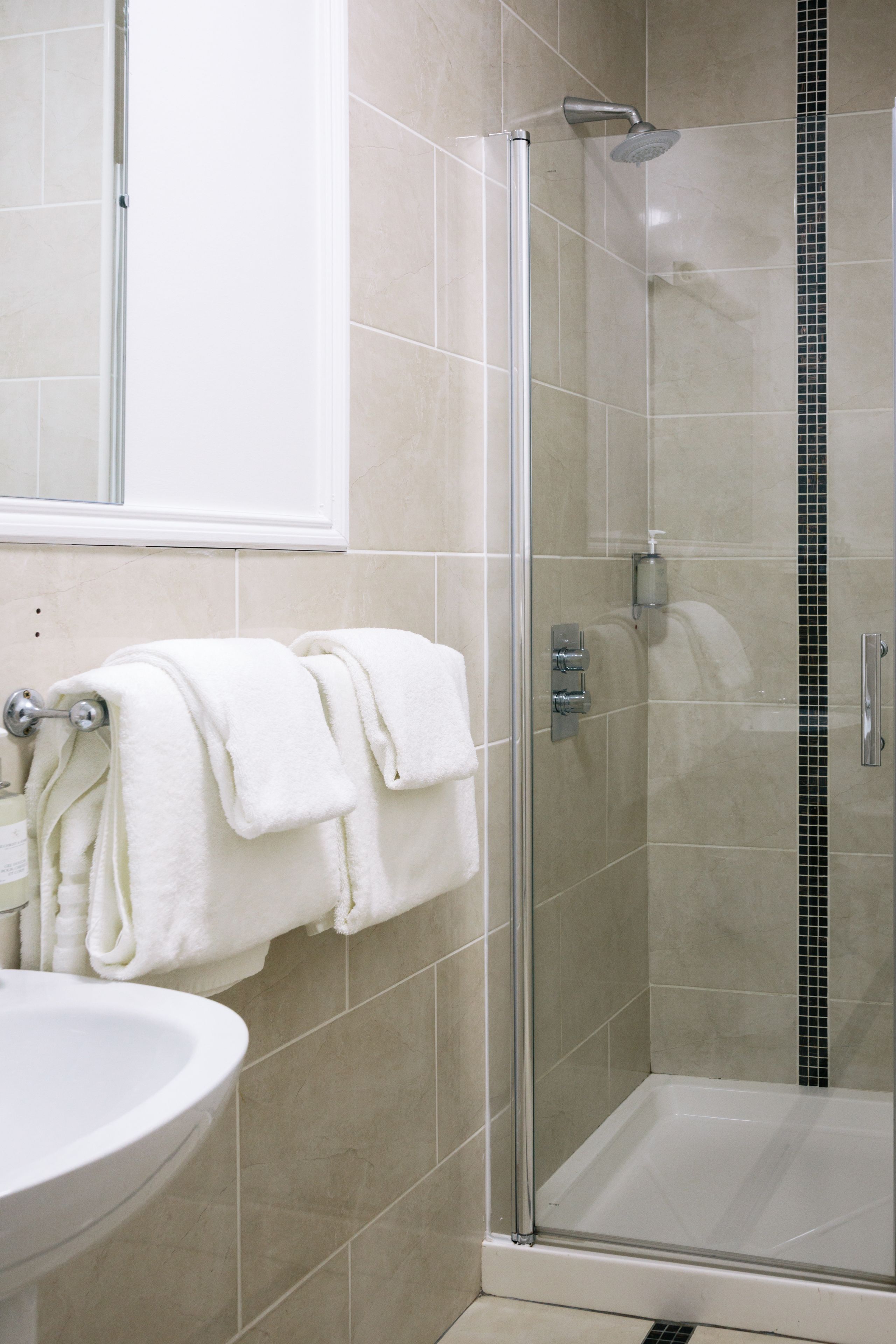 combined shower/bathtub, towels