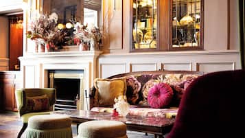 Coin salon dans le hall