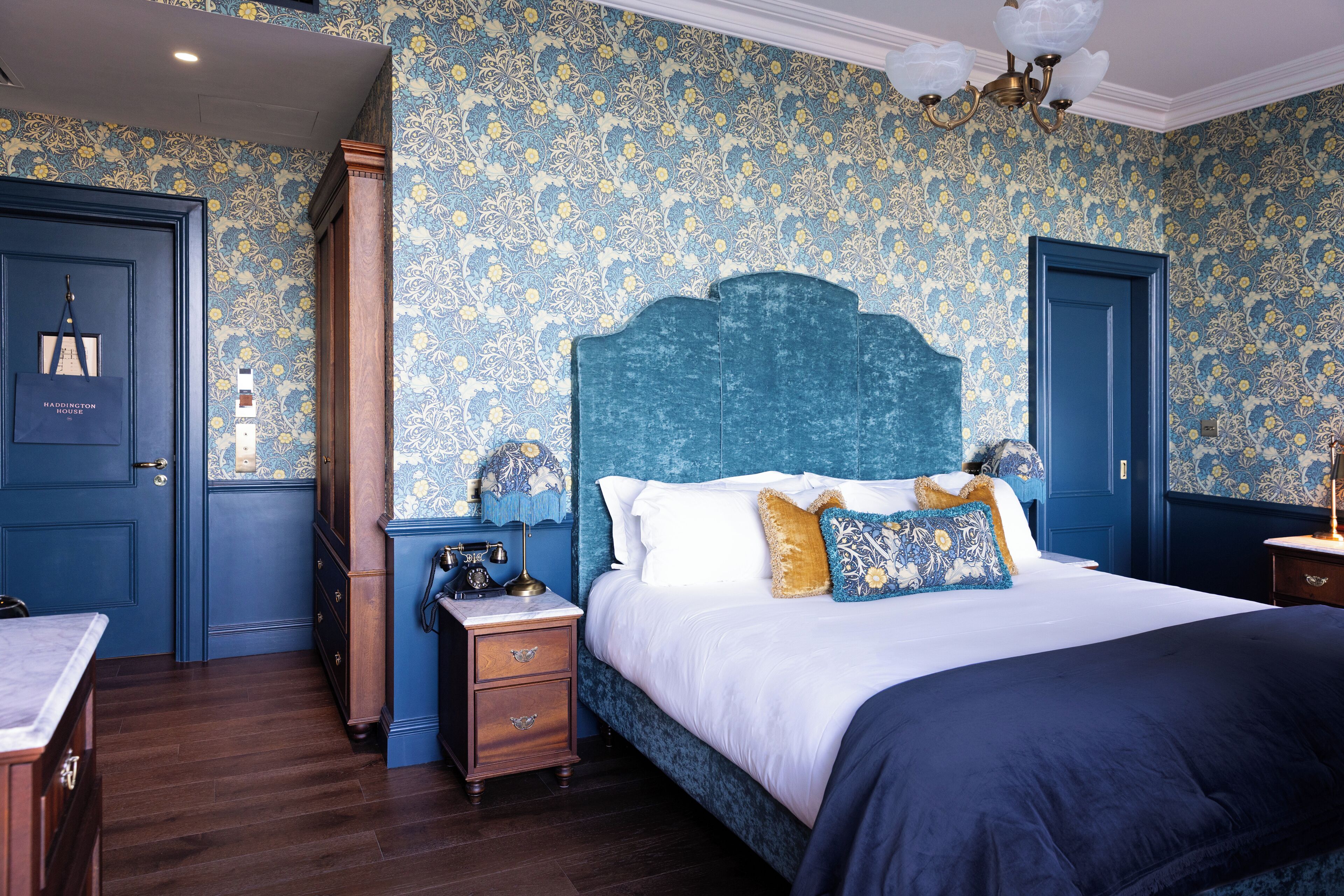 Deluxe Room, 1 Double Bed, Non Smoking, Sea View | Hypo-allergenic bedding, desk, laptop workspace, blackout drapes