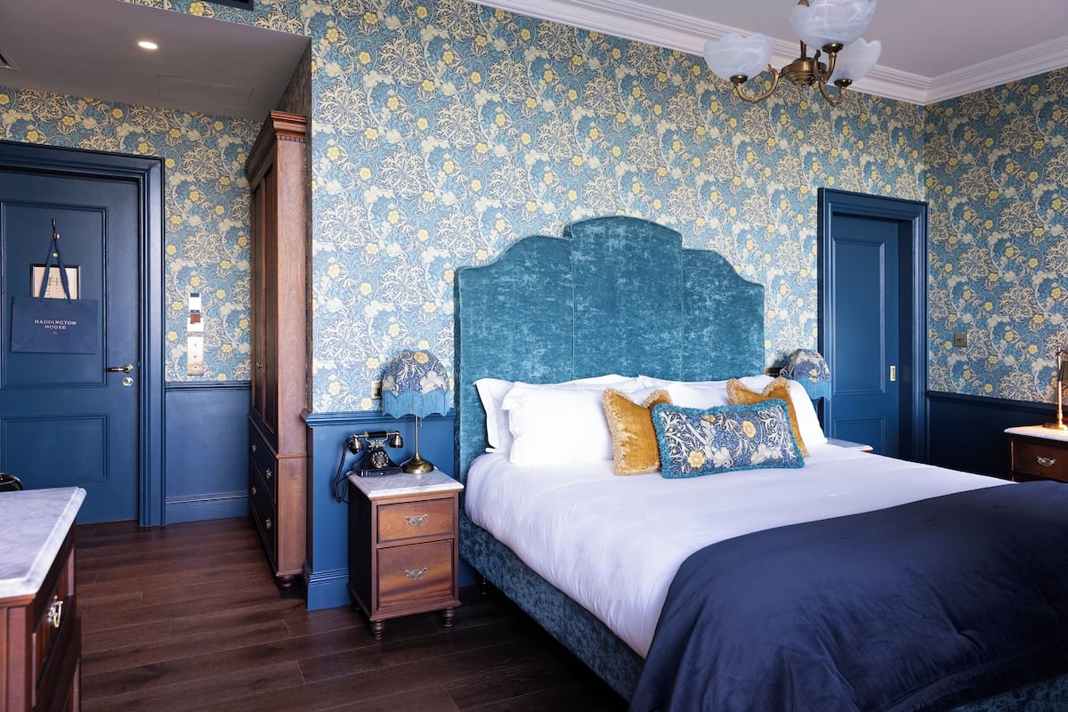 Deluxe Room, 1 Double Bed, Non Smoking, Sea View | Hypo-allergenic bedding, desk, laptop workspace, blackout drapes