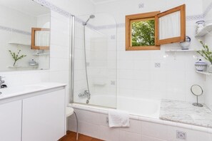 Duschwanne, Haartrockner, Handtücher, Toilettenpapier