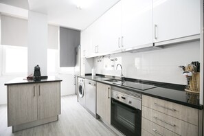 Kjøleskap, mikrobølgeovn, ovn og kokeplater