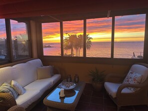 Una Smart TV, libros, una oficina