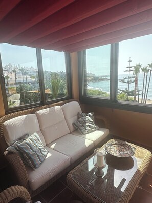 Smart-TV, Bücher, Arbeitsbereiche