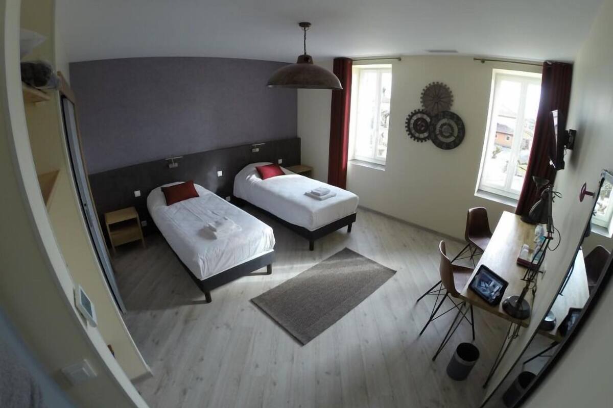 Twin Room, 2 Single Beds | In-room safe, soundproofing, iron/ironing board (on request)