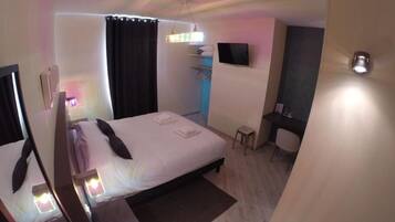 Double Room, 1 Double Bed | In-room safe, individually decorated, individually furnished