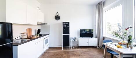 Refrigerador con freezer, horno, placa de cocina, cafetera/tetera