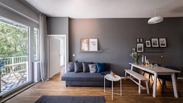 Apartamento familiar, 1 cama de matrimonio con sofá cama (53m²) | Zona de estar | Televisión de 40 cm con canales digitales